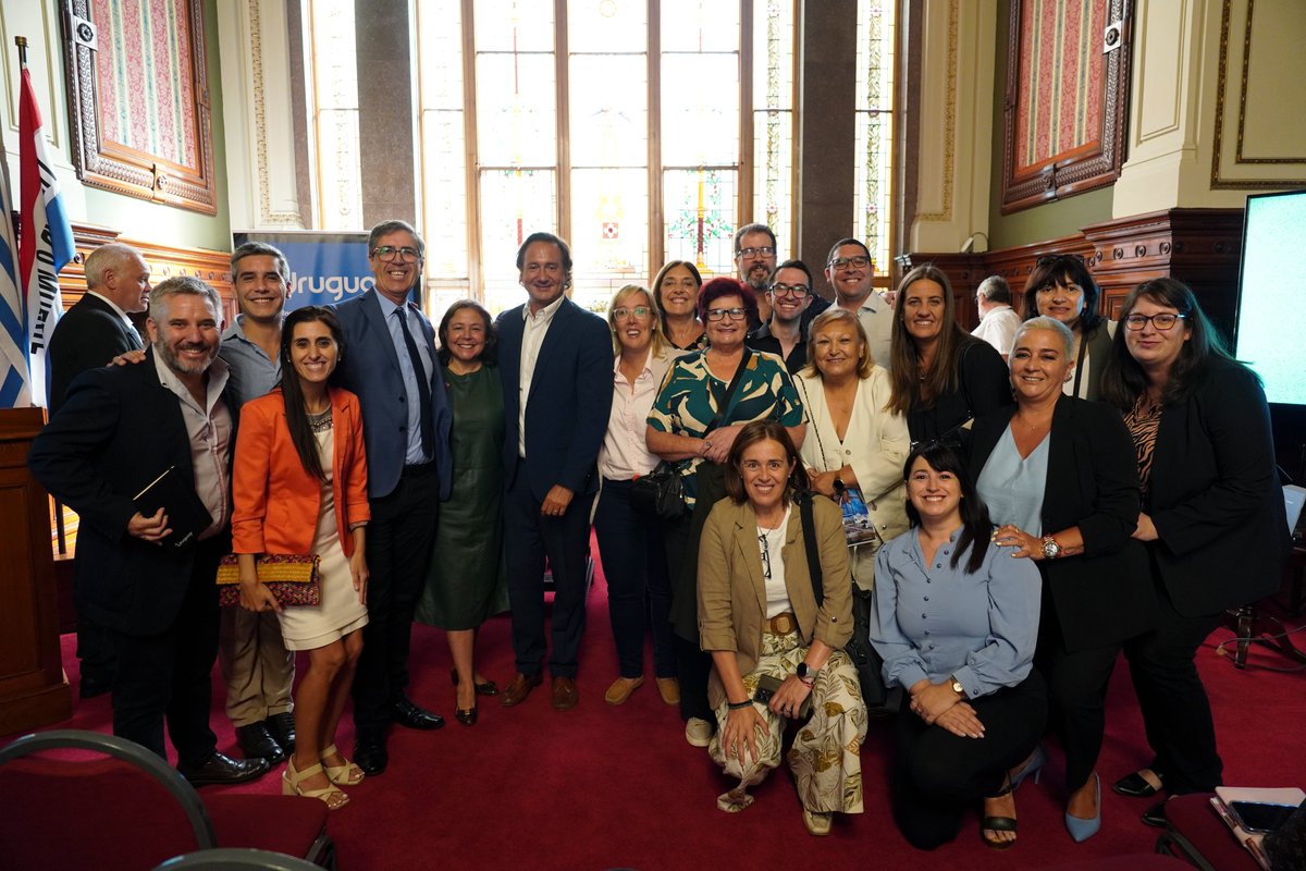 ¡Ya lanzamos el segundo programa de formación de +Uruguay! 🇺🇾

Hoy presentamos “Eficacia y equidad en la política pública”, con la presencia de la vicepresidenta electa, <a href="/CosseCarolina/">Carolina Cosse</a>, y la embajadora de Canadá en Uruguay, Carmen Sorger. 

👉POSTULATE: masuruguay.org/programa-2025/