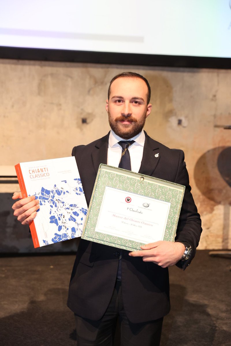 Uno dei momenti più attesi della Chianti Classico Collection: la premiazione del Master Sommelier 2025! 🍷

Un riconoscimento per chi racconta con passione il #ChiantiClassico. Complimenti al vincitore, ambasciatore della nostra tradizione e del gusto.