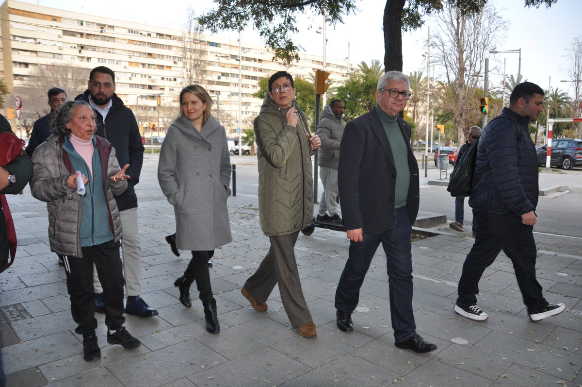 La consellera, Mònica Martínez, s’ofereix com a interlocutora directa amb els agents socials #barriLaMina, a la trobada que hi va mantenir per copsar les necessitats d’un barri que se sent poc escoltat quan es prenen decisions sobre el seu futur. t.ly/TEVlN