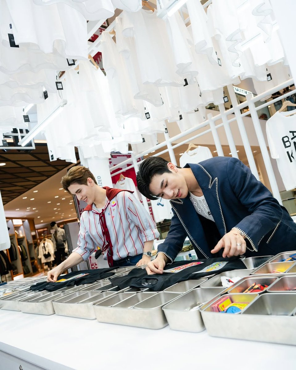 isbankystory's tweet image. 2025.02.18
📷 IG : siamdiscovery 

MosBank get a hyper personalized with #YUEDPAO T-Shirt at #FutureLab Volume 4 : Design Culture.

#ISBANKY @Bank_mondop