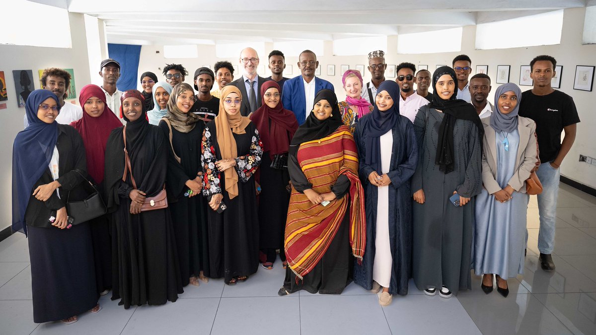 In #Mogadishu recently, the National Museum of Somalia and the <a href="/UN/">United Nations</a> celebrated the art of young Somali #women artists featured in a ‘Window to Her Worlds’ exhibition. Deputy Special Representative <a href="/GConway_UN/">George Conway</a>, who took this opportunity to view works from other <a href="/UNTMIS_/">UNTMIS</a>-supported