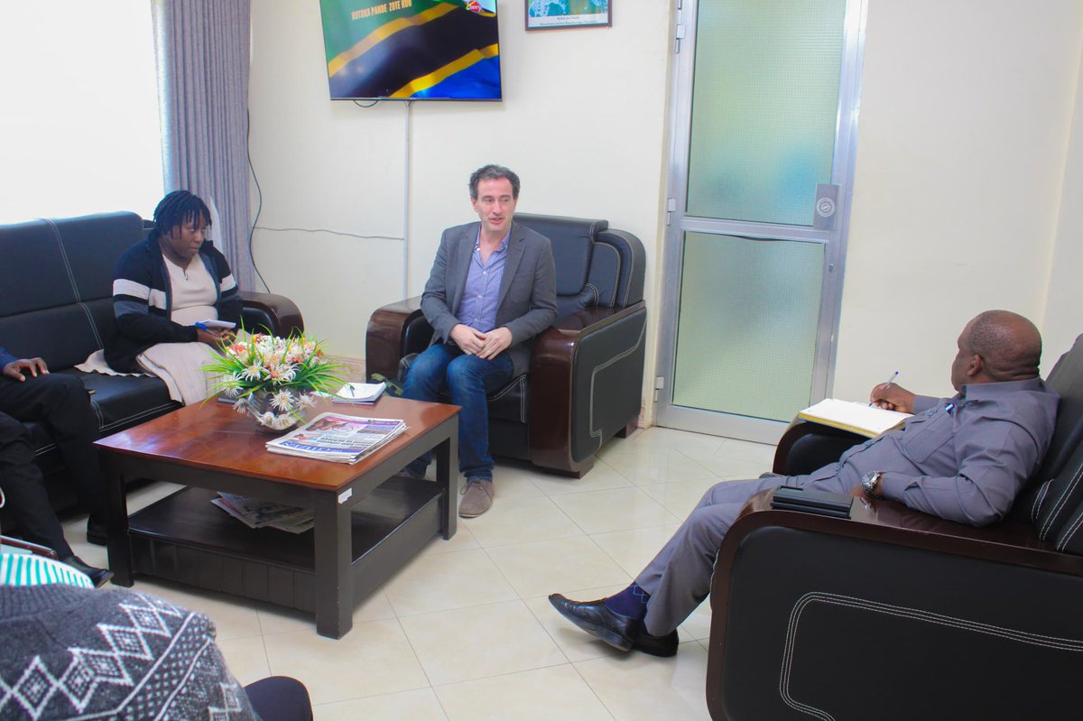 TPHPA_Official's tweet photo. Februari 18, 2025, Wataalamu kutoka Chuo cha Aga Khan Arusha na TPHPA wamekubaliana kushirikiana kwenye tafiti za mimea, hasa kuhusu matumizi ya mmea Artemisia. Ushirikiano huu utaimarisha utafiti na matumizi ya mimea kwa undani zaidi.#Utafiti #Artemisia #TPHPA #AgaKhanUniversity https://t.co/akZrXO1lE5