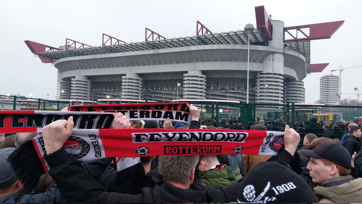 De sfeer is fantastisch in Milaan! Corteo aangekomen bij San Siro, heilige grond door de Europese successen juist hier. De hoop is groot dat de Magie van Milaan ook vanavond weer werkt. #acmfey