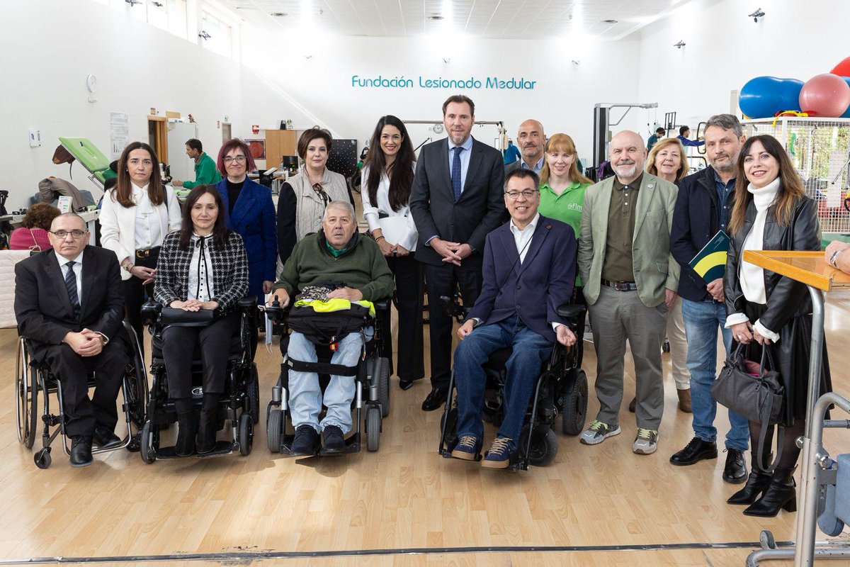 El ministro <a href="/oscar_puente_/">Óscar Puente</a> ha visitado la sede de la Fundación del Lesionado Medular en Vallecas, #Madrid, y ha dialogado con una delegación del <a href="/Cermi_Estatal/">CERMI Estatal</a> con la que ha dialogado sobre la movilidad sostenible e inclusiva de personas con discapacidad.