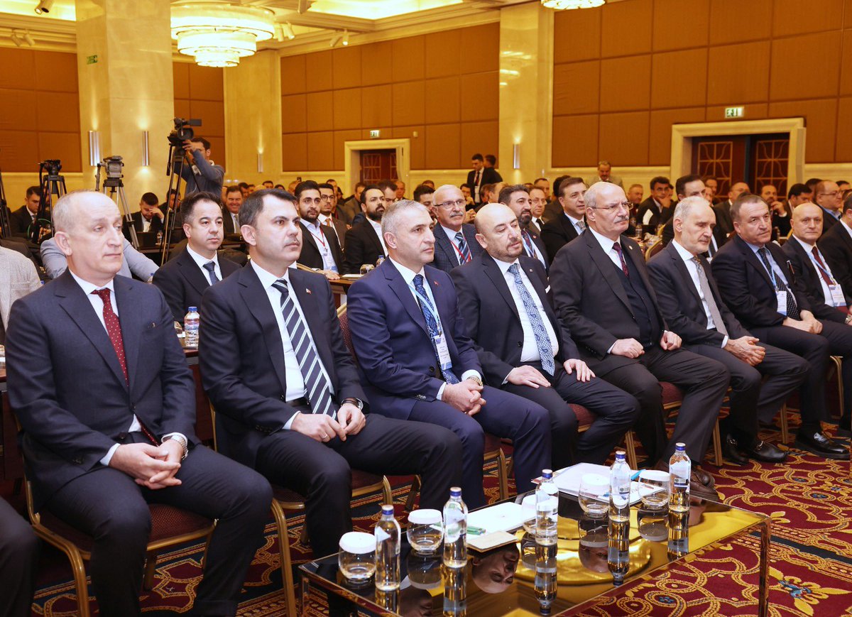 TelliogluTahir's tweet photo. İnşaat Müteahhitleri Konfederasyonumuz (İMKON) tarafından düzenlenen 
Türkiye İnşaat Sektörü Çalıştayı @csbgovtr Bakanımız 
Sn. Murat Kurum, Bakan yardımcılarımız , bakanlık bürokratları, Ankara ve İstanbul Ticaret Odası Başkanları , Sektör paydaş temsilcileri 
ile Anadolu’nun dört bir bölgesinden gelen birlik başkan ve yöneticilerimizin katılımıyla gerçekleştirildik.

Çalıştayımızın açılış protokol konuşmalarından sonra  bakanlık bürokratları ile teknik çalıştayımızı’da tamamladık.

Sektörümüz ve ülkemiz adına çok verimli bir çalıştay oldu.

Çalıştayımıza katılan Başta @murat_kurum bakanımız @ATOkurumsal , @itokurumsal Başkanları ,Sektör paydaşlarımız ve Anadolu’nun dört bir yanından gelen kıymetli birlik başkanlarımız , birlik temsilcilerimize  ve basın mensuplarına  çok teşekkür ederiz.