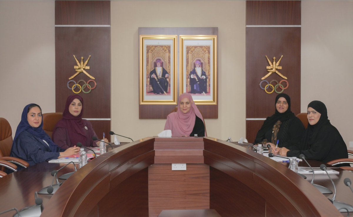 عقدت اللجنة العمانية لرياضة المرأة بـ #اللجنة_الأولمبية_العُمانية اجتماعها الأول لعام 2025، حيث استعرضت تقرير عام 2024، وناقشت خطط وبرامج 2025، بما في ذلك برنامج اللياقة البدنية يأتي الاجتماع في إطار الجهود المستمرة لتعزيز دور المرأة في الرياضة على المستويين المحلي والخليجي.