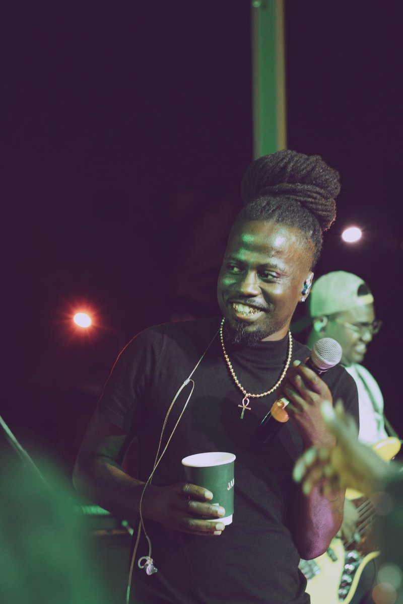 Prodigiosn's tweet image. Tenho que estar muito feliz pra sorrir assim!
Sábado foi especial💙
#jamesontakeover 🥃