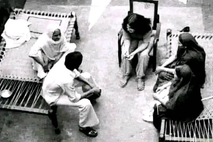 तुम्हारे जाने के बाद बहुत देर बाद,,
ये एहसास हुआ कि किसी का जीवन किसी से बंधा नही होता...!!
बंधी होती हैं तो सिर्फ भावनाएँ...!!🥲😔
#बज़्म