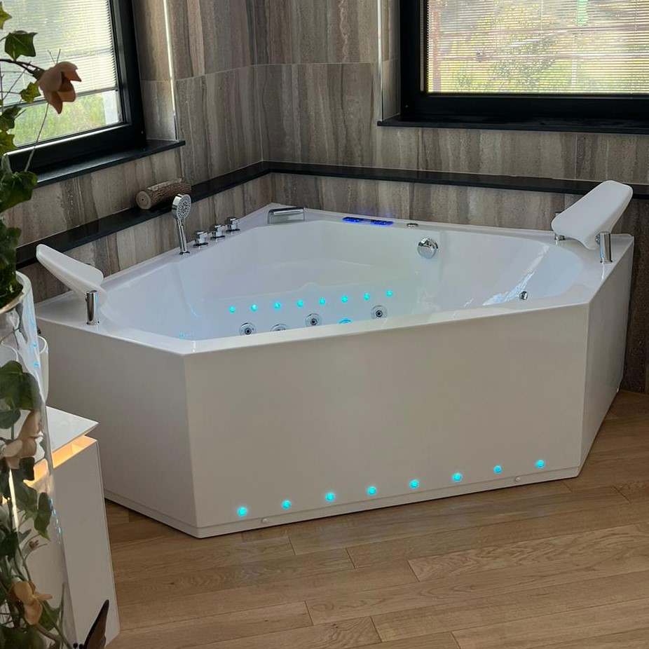 #Relájate y #disfruta de la #cromoterapia en tu nueva #bañera de #hidromasaje, ¡incluso cuando no la uses! 
Las luces de colores no solo crean una #atmósfera única, también pueden mejorar tu estado de ánimo, reducir el #estrés, potenciar la circulación y promover el descanso.