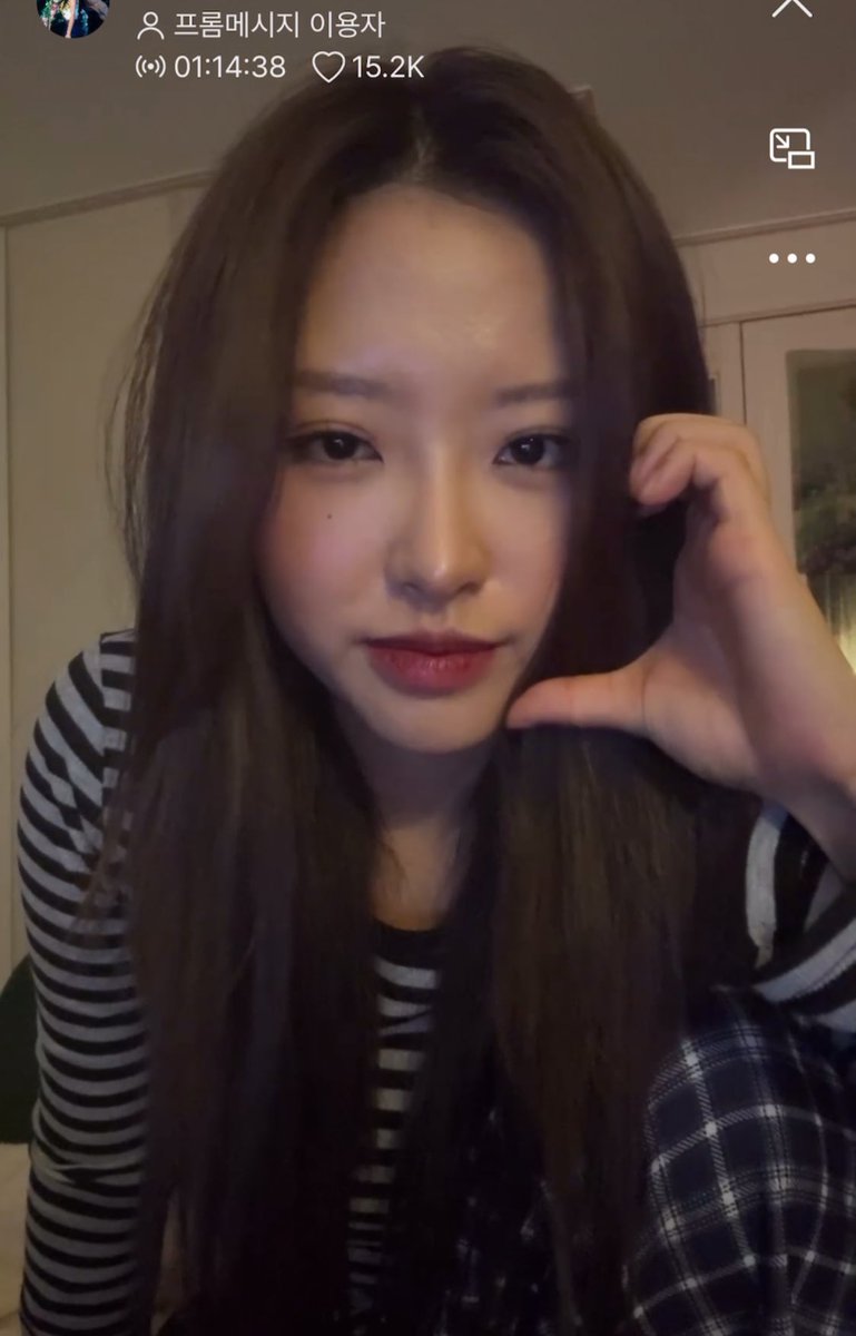 wI3UvZiiTVeueRe's tweet photo. 이얼굴 빨리 데뷔시켜 https://t.co/0dtkE3kH07