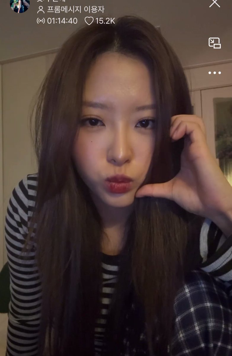 wI3UvZiiTVeueRe's tweet photo. 이얼굴 빨리 데뷔시켜 https://t.co/0dtkE3kH07