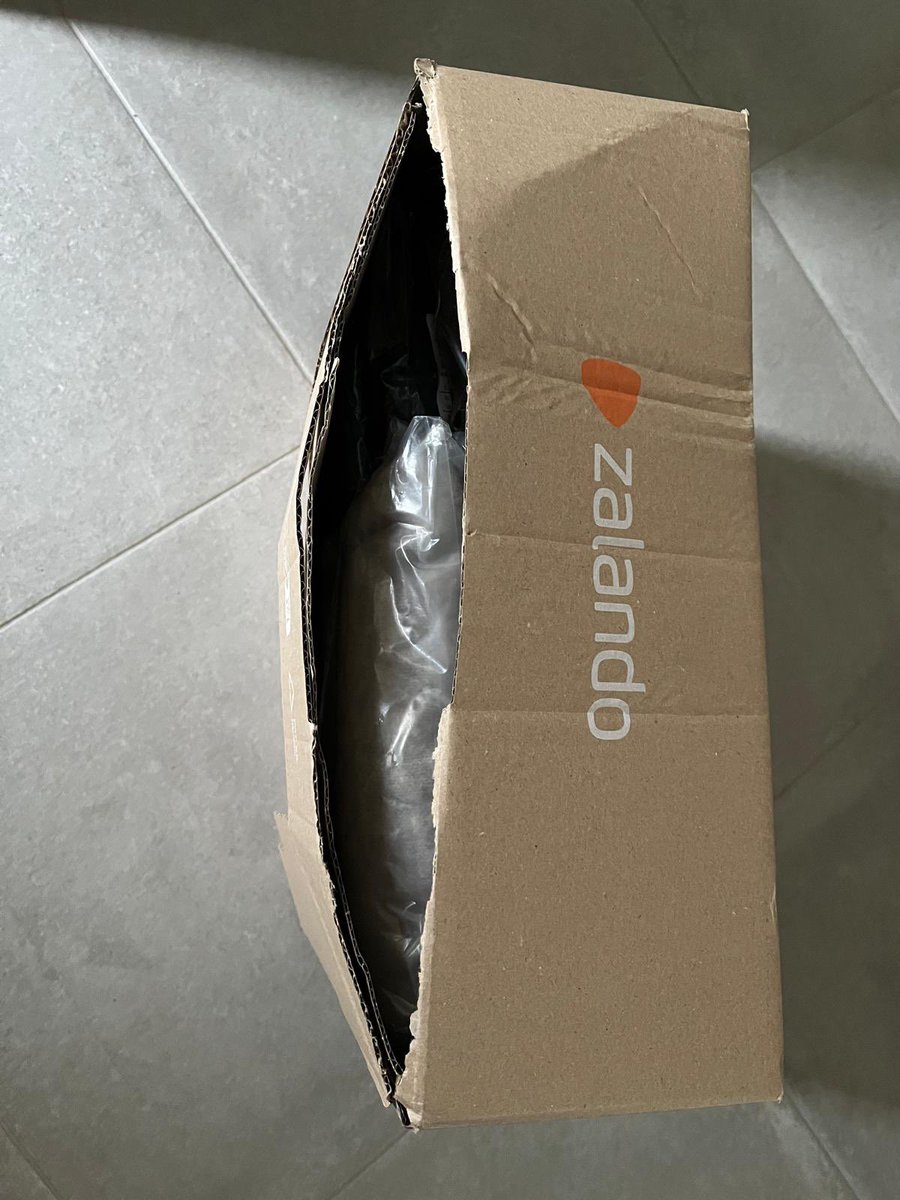 lyndesloovere's tweet photo. @Zalando mijn pakket is op deze manier geleverd door @bpost_nl met het gevolg dat mijn bestelde beauty product niet in de doos zat. Hoe lossen we dit op? https://t.co/4HLkMmSU0i