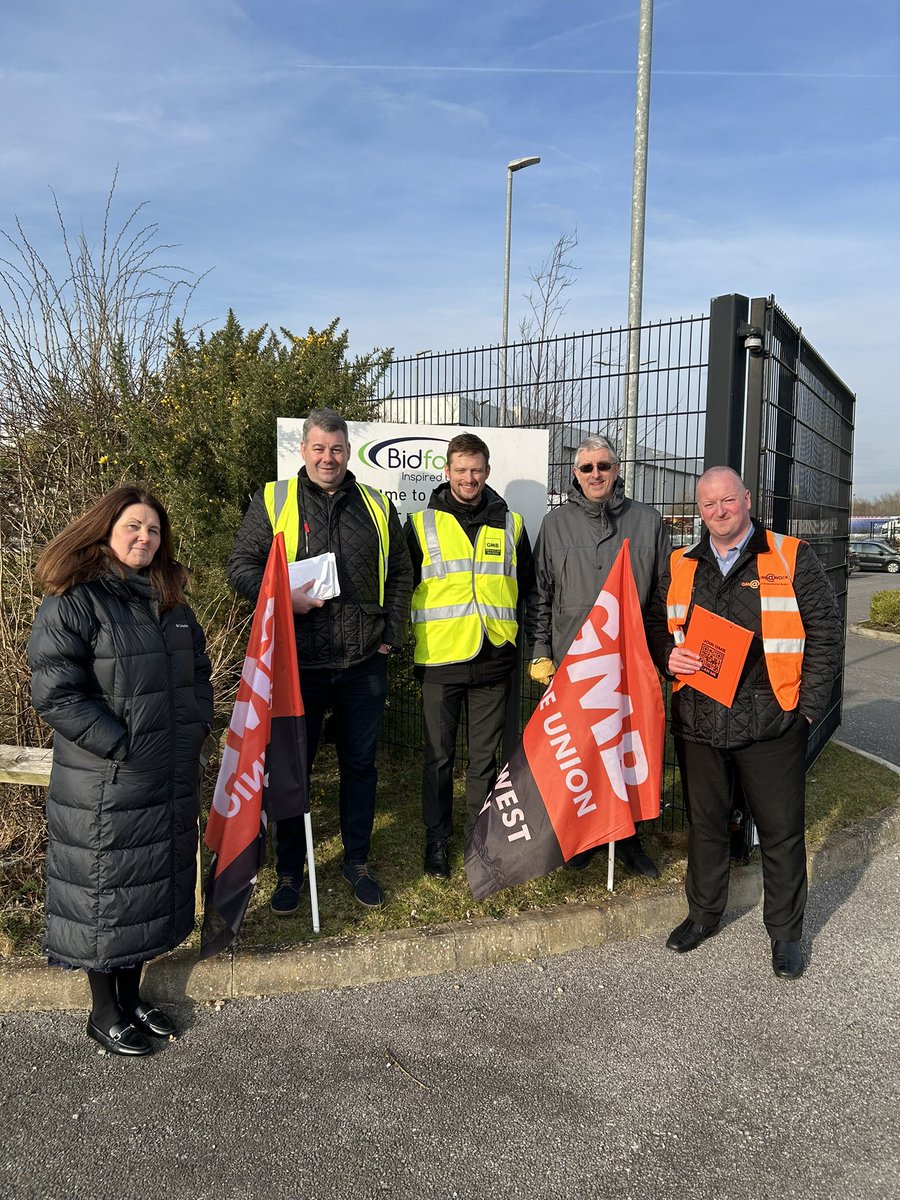 This afternoon we have been at Bidfood in Liverpool, transferring members over to direct debit, after the company chose to de-recognise all unions. 🙅‍♂️

Our work is far from over. Bidfood members - stay tuned for further action in the coming weeks! 🚩

#MakeWorkBetter 💪