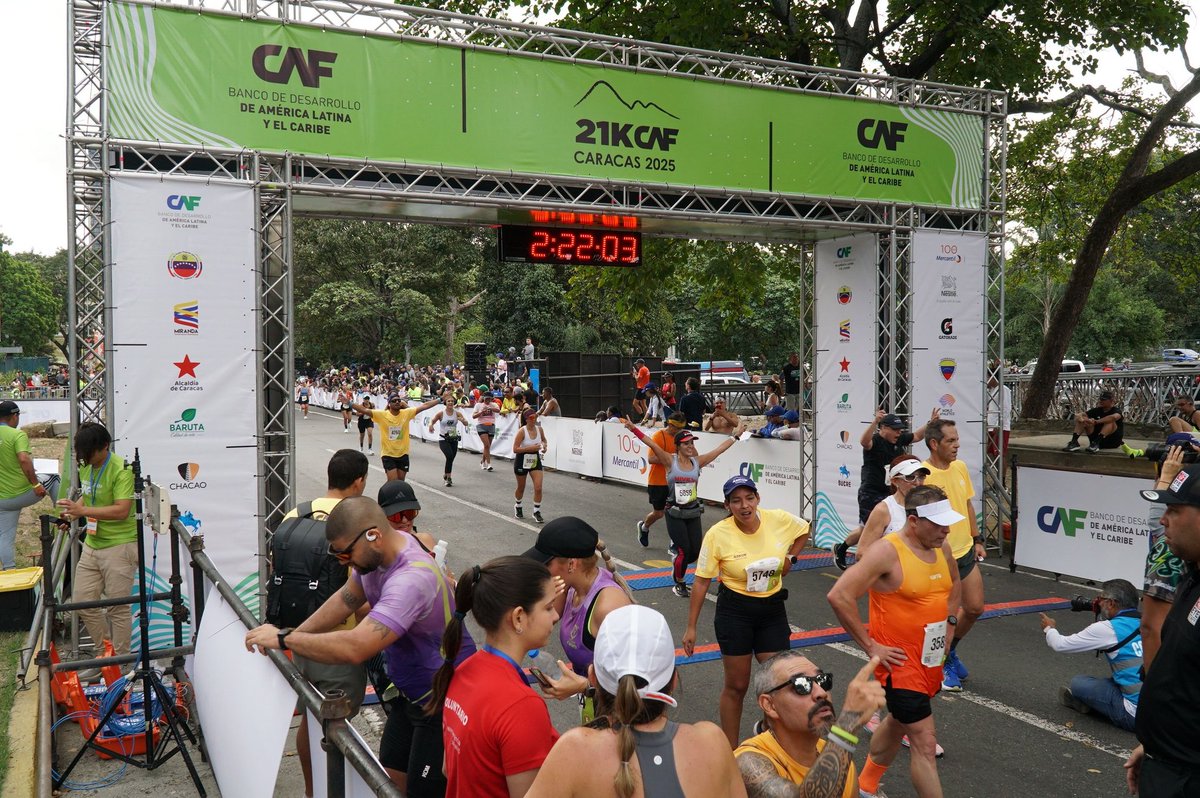 angicastro1978's tweet photo. Disfrutando al máximo del @maratoncaf de la mano de @hiverun_ @hiveblocks https://t.co/aluB5InH8f