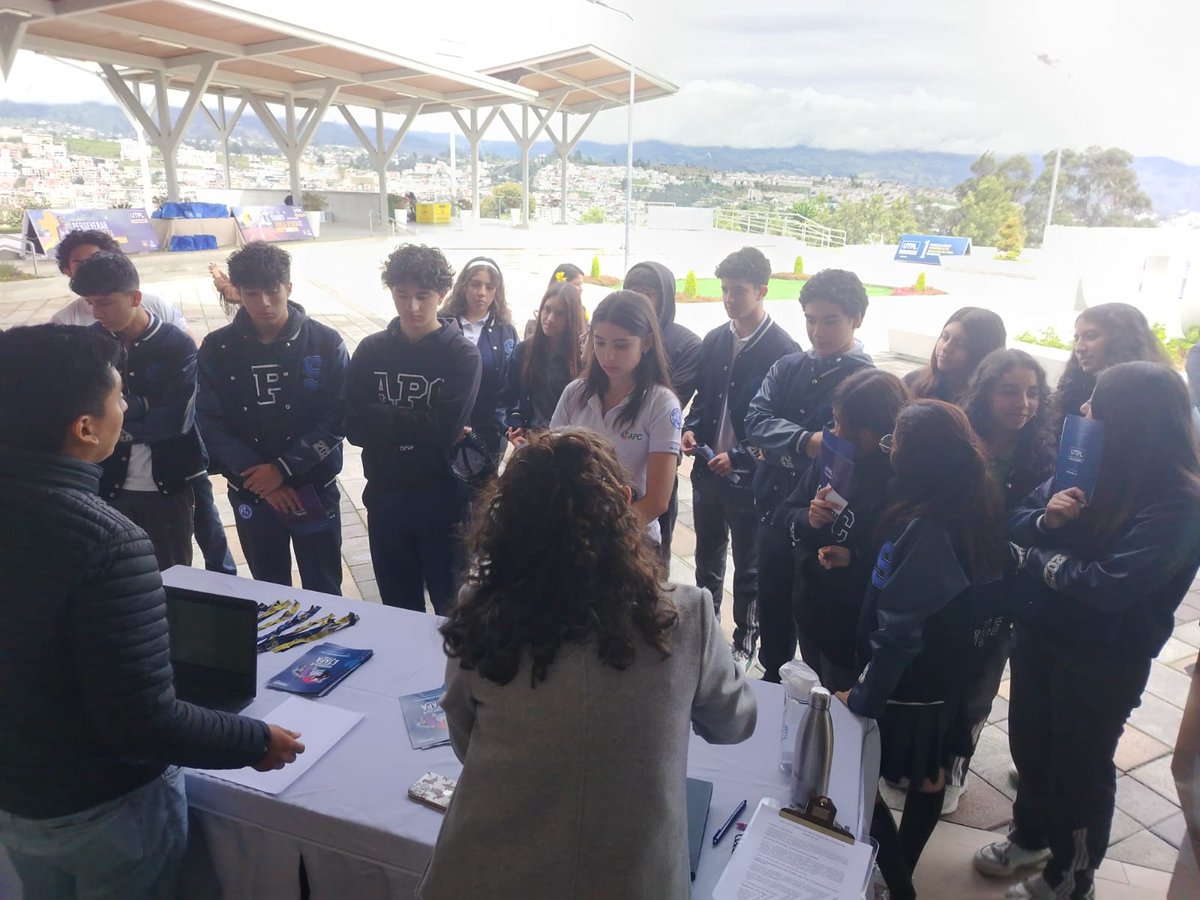 utplvinculacion's tweet photo. 🎓Desde la DGVS motivamos a estudiantes de 3.º de bachillerato de Loja a inscribirse en una de las 28 carreras presenciales de la #UTPL, con recorridos guiados que destacan nuestra excelencia académica, infraestructura, beneficios.

¡Vive la experiencia UTPL! #AdmisionesUTPL https://t.co/I1mSPrbdoV