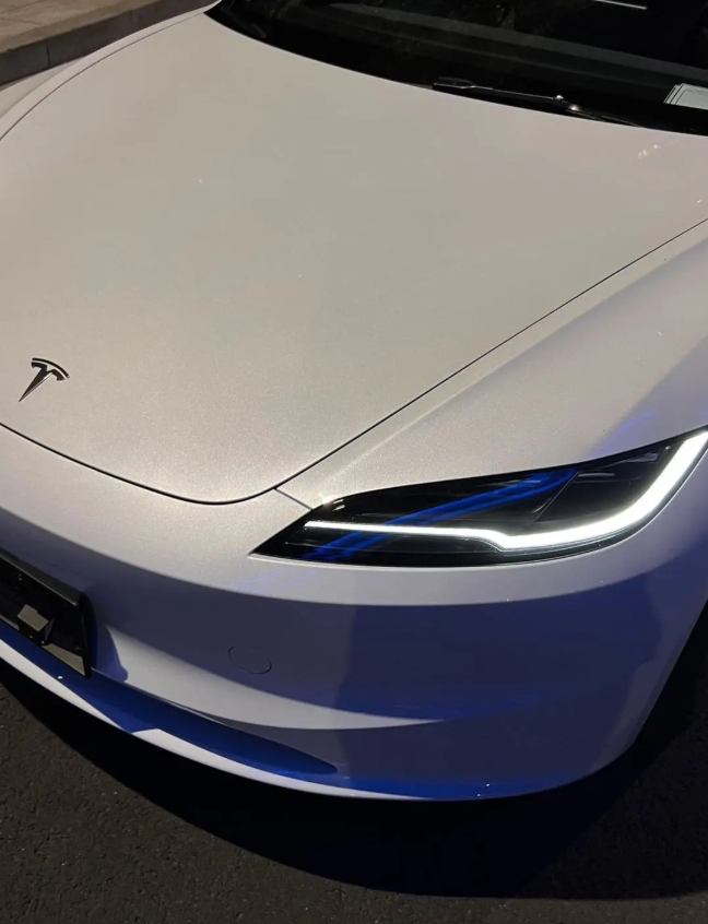 テスラを運転することは未来を制御するようなものですスピードが出たり、スピードが出たり、圧倒的なドライビングの楽しさを感じます。
車ではなくライフスタイルです