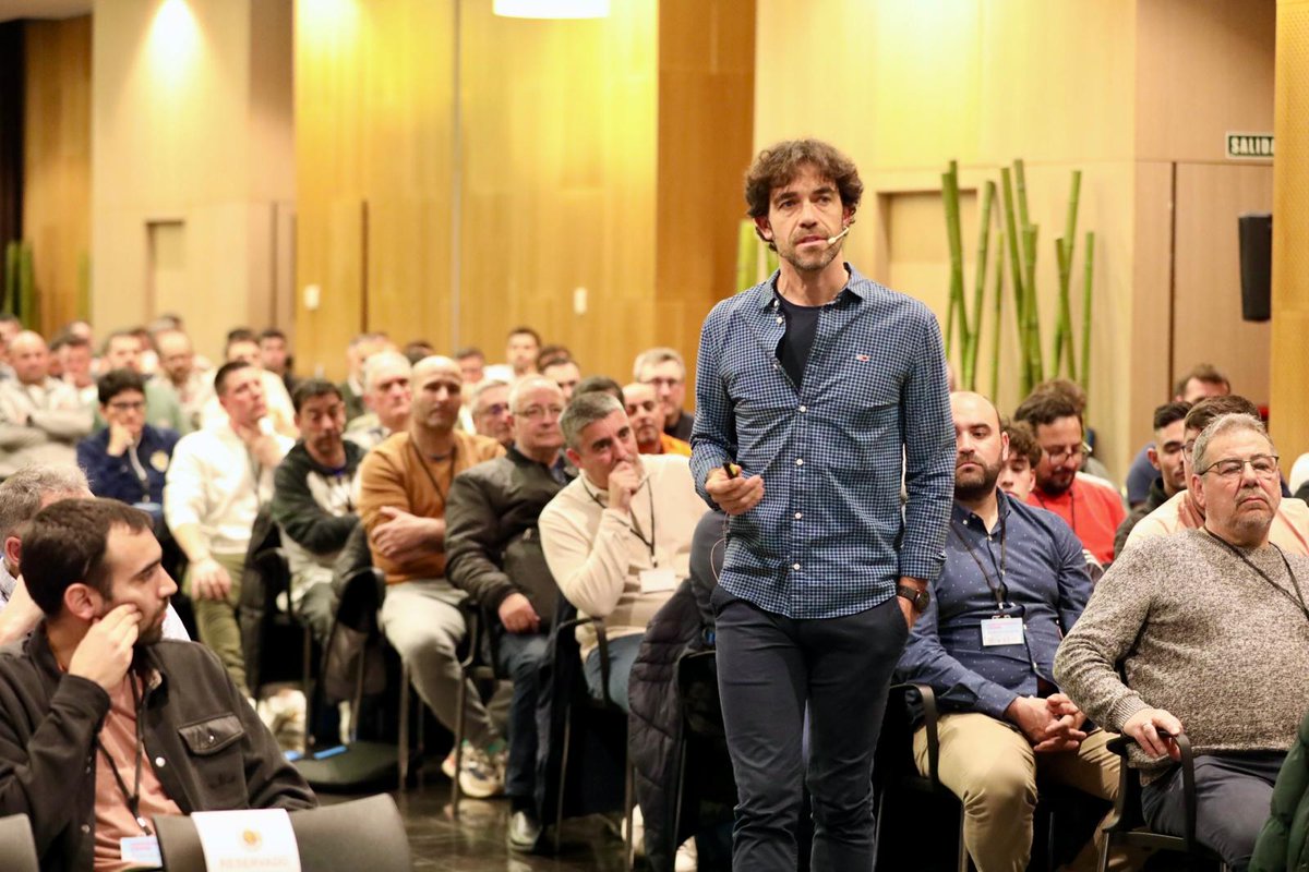 futbolaragon's tweet photo. #RFAF ENTRENADORES I JORNADAS ACTUALIZACIÓN

🗣️Comienza la primera ponencia de las jornadas de Actualización y Reciclaje de @caedefutbol de Christian Beguer

 @EntrenadorRFEF https://t.co/F3OXMBNTzL