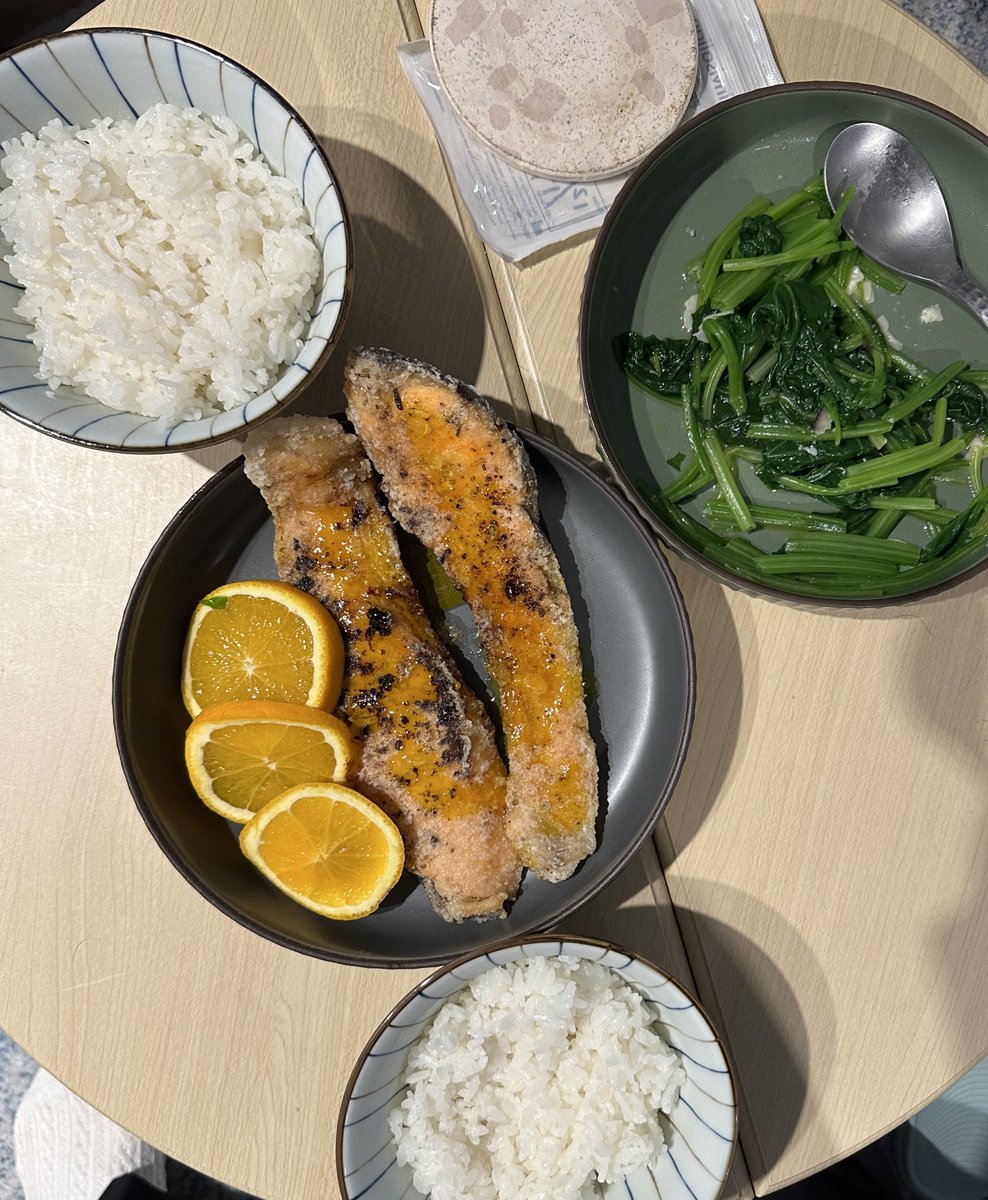 我做了很好吃ㄉ晚餐橙汁鮭魚、起司拌菠菜，ㄅ要看他焦焦黑黑ㄉ，他整塊都超級好ㄘ https://t.co/MOVYa1cN4n