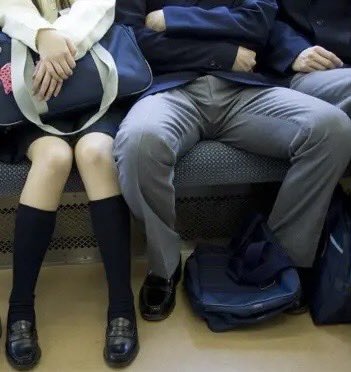 MartadeSantaAna's tweet photo. @CiraMorote Te entiendo perfectamente!! Y lo peor con las piernas abiertas, invadiendo tu parte y ni se inmutan.✈️#Mansplaining https://t.co/zZg7gi9TBF