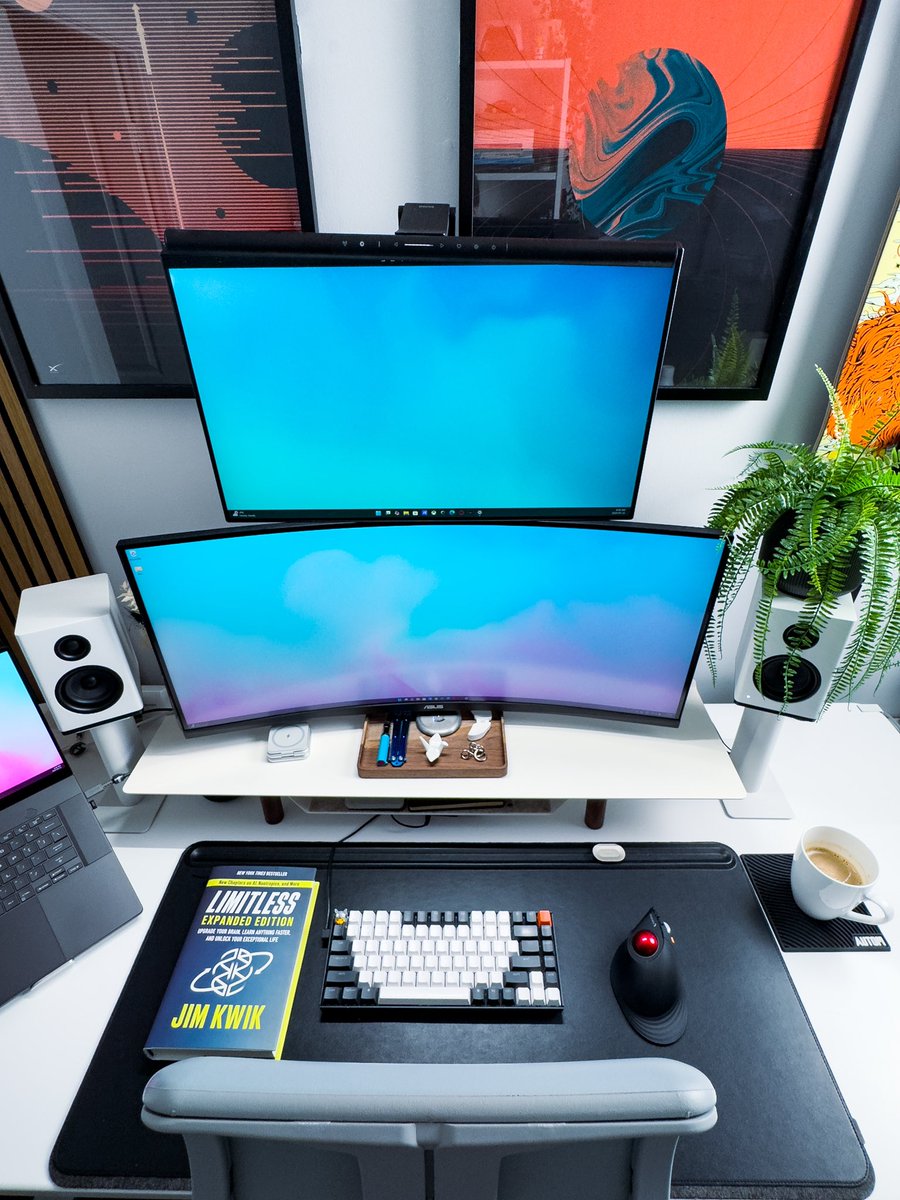 Good morning techies 🖥️ Are you a single or dual monitor setup?