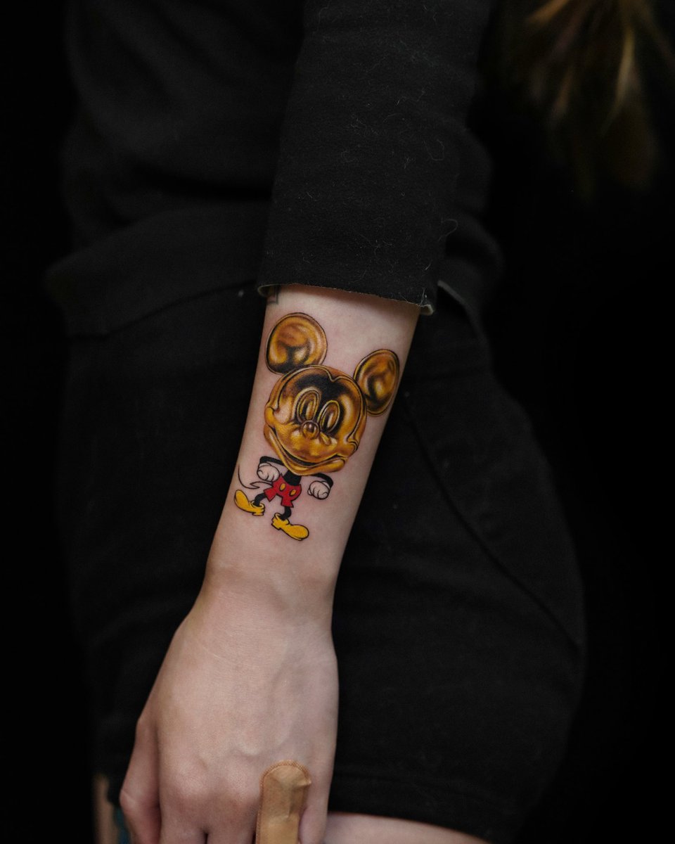 samwichtattoo's tweet photo. #MickeyMouse #GOLD https://t.co/iLbwwRKzcS
