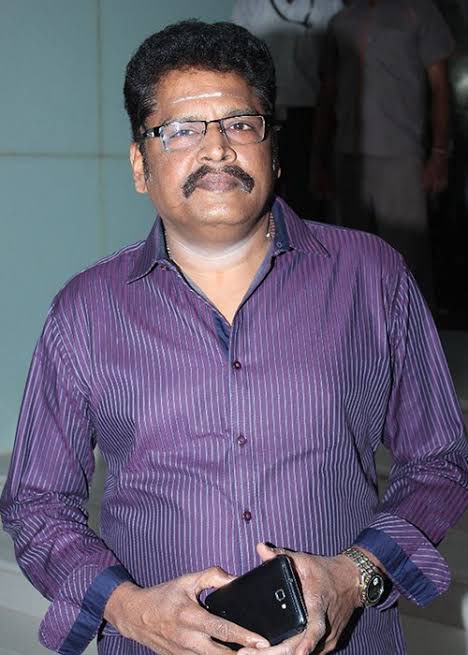 shivtweetzz's tweet photo. #ShivFlix Celebrating Icons 👏 - 
#179

👨‍🦰KS Ravikumar - இயக்குனர் / நடிகர் 

என்னை பொறுத்தவரை Awardக்காக எடுக்கப்படும் படங்களை விட மக்களை மகிழ்விக்க எடுக்கப்படும் படங்களை நான் இன்னும் அதிகம் பாராட்டுவேன். அதில் ஒரு சில டைரக்டர்கள் ஒரு சில ஹிட் படங்கள் கொடுப்பார்கள். ஆனால் ஒரு சில டைரக்டர்களின் success graphஏ வேறு.! 

அந்த வகையில் பல Industry/Super hit கொடுத்த இயக்குனர்களை விரல் விட்டு எண்ணி விடலாம். இன்று அவரது படங்கள் சரியாக போகவில்லை என்றாலும் ஒரு காலத்தில் கே எஸ் ரவிக்குமார் டைரக்ஷனில் ஒரு படமாவது பண்ணி விடமாட்டோமா என்று ஏங்கிய ஹீரோக்கள் ஏராளம். அவரைப் பற்றிய ஒரு சிறு Thread தான் இது.
