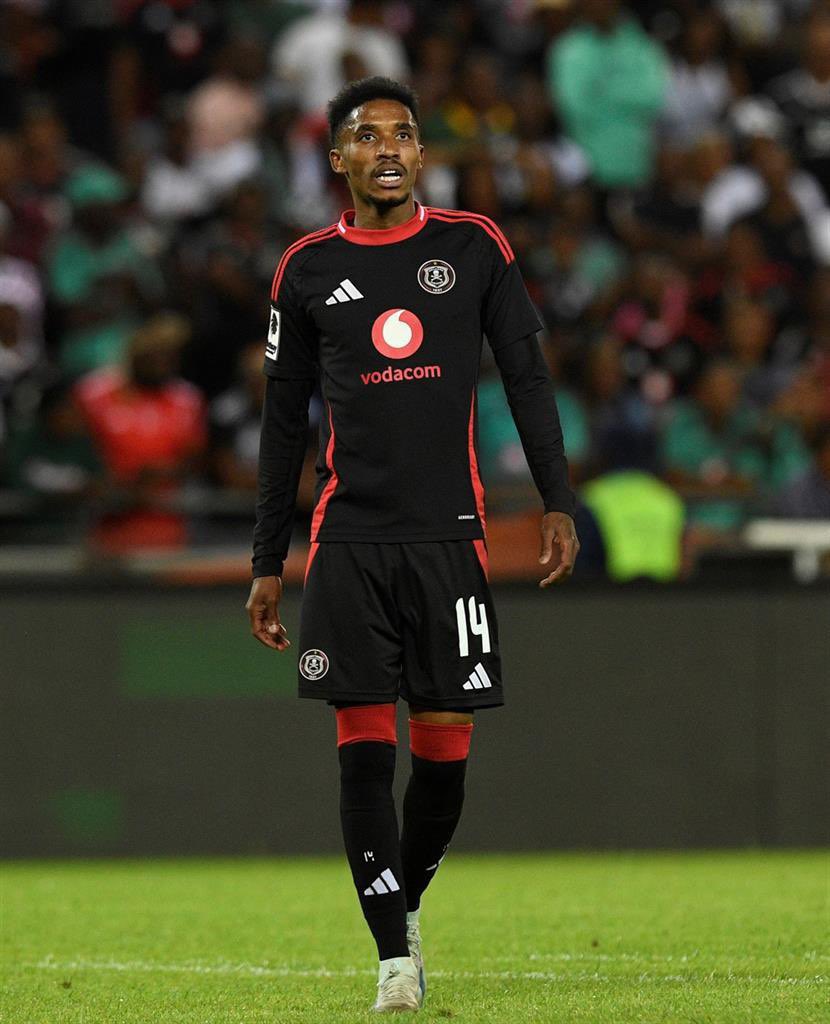 Tyees_sa's tweet photo. @orlandopirates @goldenarrowsfc1 Uphi uMkhuthuzi mabhakhaniya????☠️☠️🖤 https://t.co/8KPh0Cv4ca