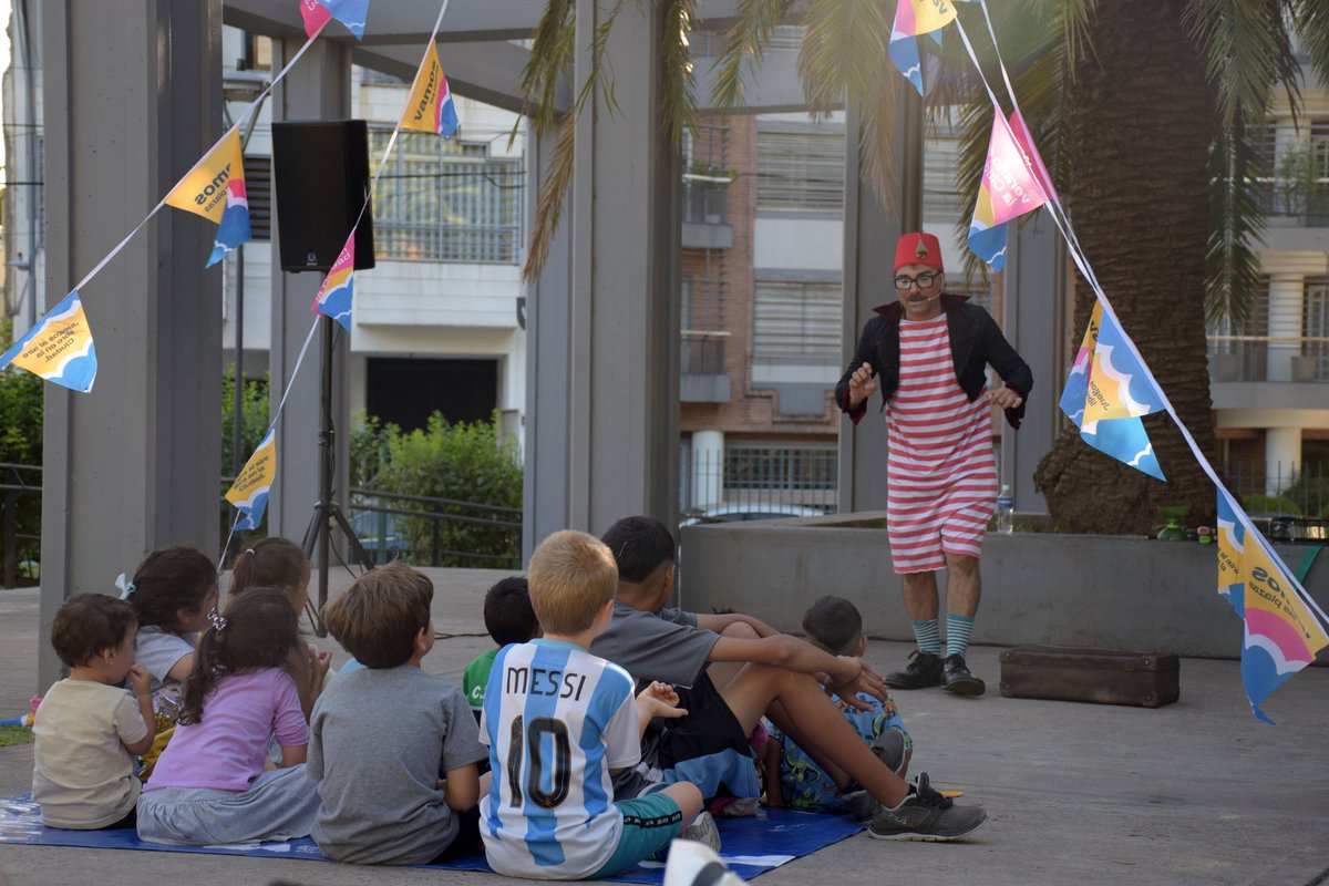 Vamos las plazas Edición Verano☀️🎪🤹‍♀️

Te esperamos para disfrutar de shows, música y espectáculos para toda tu familia🤡🪄

Martes, miércoles y jueves:
📍Plaza Ángel Gris
⏰ 17:00 hs

📍Plaza 11 de Noviembre
⏰19:00 hs

¡Súmate a disfrutar en familia!