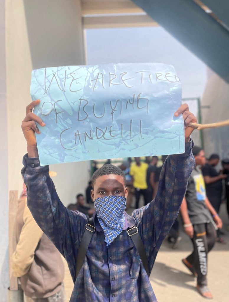 Telecom___'s tweet photo. We tired of buying candles.
We are tired of losing our classmates, friends and loved ones.
Our voices should be heard.

@AjeboDanny @KogiPoliceNG @PoliceNG help us out.

#SayNoToTrailersAtDayTime 
#FULOKOJA https://t.co/B8UwiWxO4H