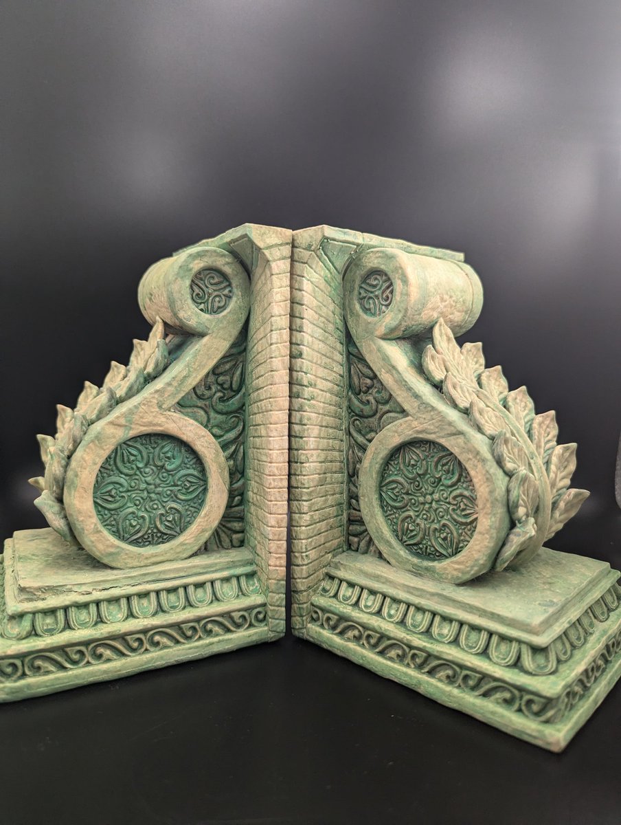 comoners72508's tweet photo. Takie bookendy ozdobne w stylu starożytnej Grecji zrobiłem kilka miesięcy temu przyjaciółce na urodzinki 
#GreekMythology #greek #books #bookend #handmade #hobby #art #homedecor https://t.co/i4f2ldNZgj