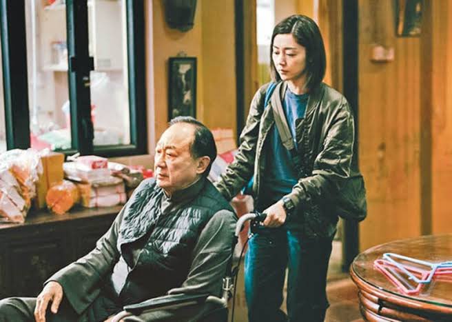 codekungz's tweet image. #TheLastDance หนังดีที่อยากให้แมสมากๆ เป็น ‘สัปเหร่อ’ผสม‘หลานม่า’ ในเวอร์ชั่นฮ่องกง บทดีมากๆ พูดถึงการสืบทอดวัฒนธรรมพิธีกรรมงานศพ ผสมกับแนวคิดคนรุ่นใหม่ได้อย่างดี ดราม่าทำถึงทั้งเรื่องชีวิตความตายและครอบครัว ตอนจบขมวดทุกปมได้ทรงพลังและงดงาม ยากที่จะกลั้นน้ำตาไหว 😭 (A) #movietwit