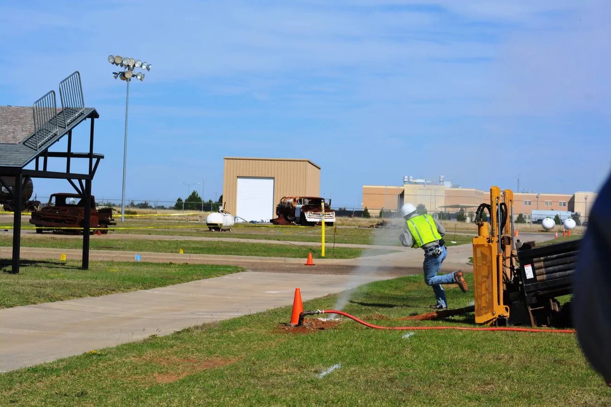 texas811's tweet image. One second you're working, the next you're running! This could’ve been avoided—know what’s below before you dig. Call 811 to protect yourself, your crew, and your community. #EveryDigCounts

texas811.org/every-dig-coun…