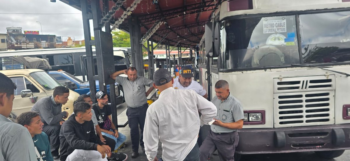 SeguridadvialLU's tweet photo. Funcionarios del #INTT la Urbina promueven la seguridad vial desde el terminal de Petare. https://t.co/6JwDB4NAP1