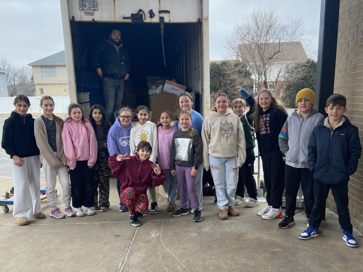 Palos West students collected 3,708 food items for their annual Souper Bowl of Caring fundraiser this month. All of the donations benefit the Palos Township Food Pantry. Great job to the students, families, and staff at West! tinyurl.com/2ksb853t