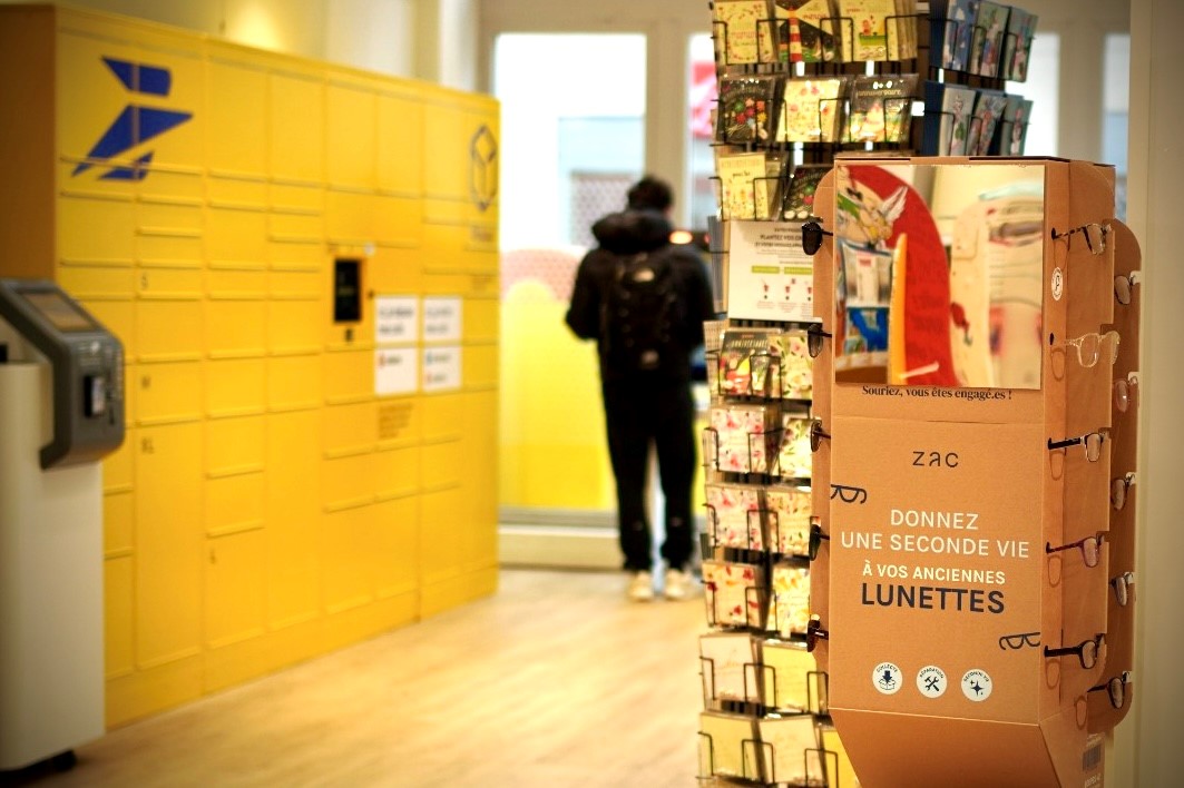 GroupeLaPoste's tweet image. #EconomieCirculaire | Donnez une seconde vie à vos lunettes avec #LaPoste et Lunettes de Zac ! Déposez vos anciennes lunettes dans 100 bureaux de poste et découvrez des modèles reconditionnés à petits prix ⤵