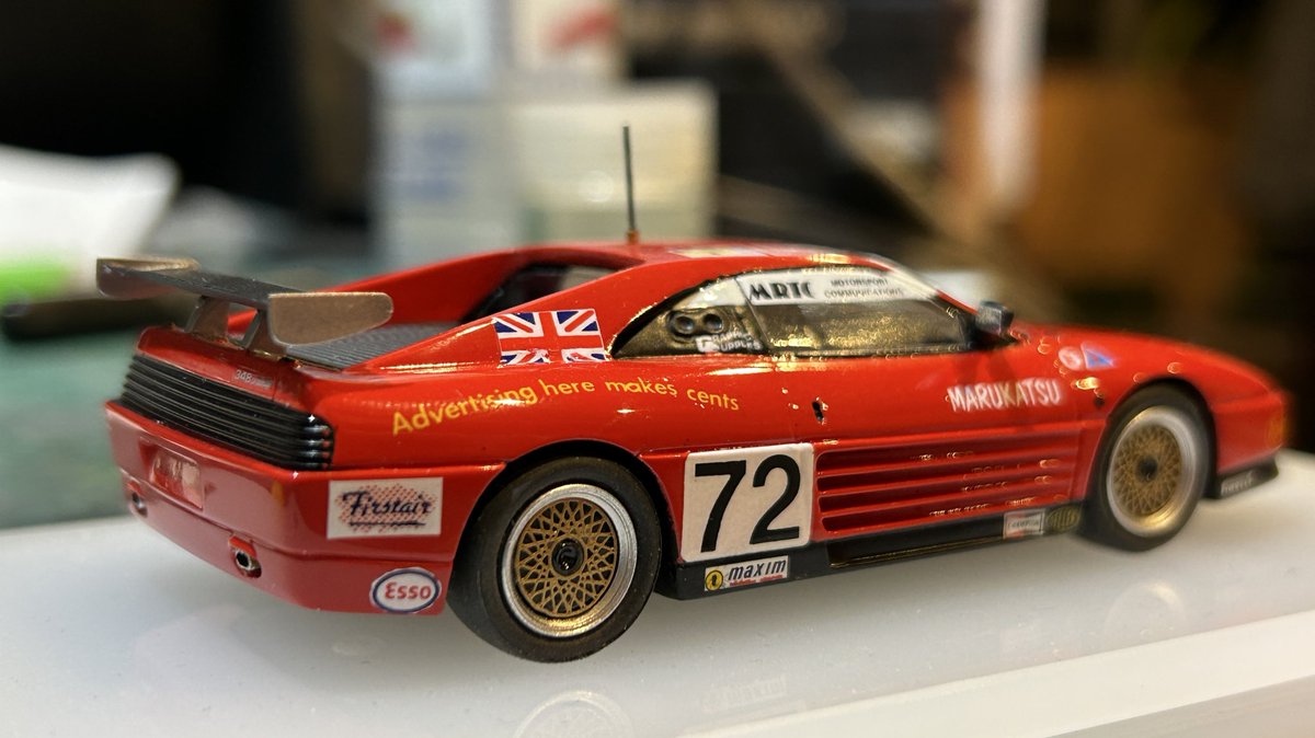 akatihsoY_BLACK's tweet image. 自分が作ったモデルって過去30年前のから全然経年劣化はしてないんだけど、ふとショーケースを見たらリアウイングが外れてる車が。外れ切らないうちに再接着しました。
#43オモロー #Ferrari348 #LeMans24h