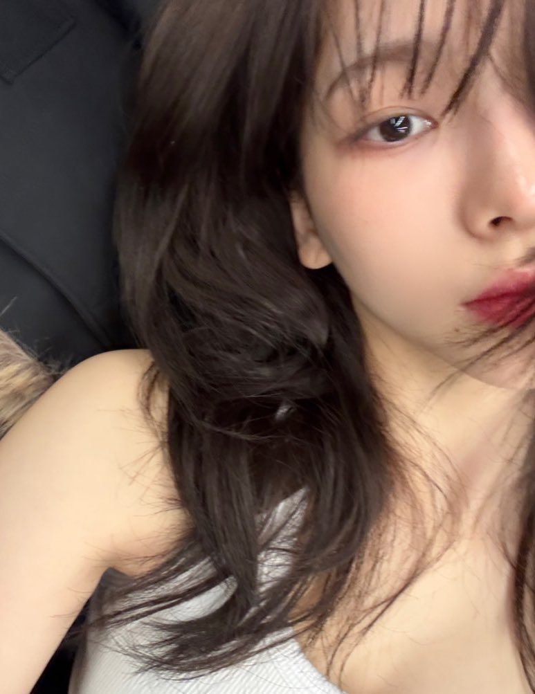 icurina's tweet photo. “thank god you’re not a photocard” selcas https://t.co/4DMgzrAxp7