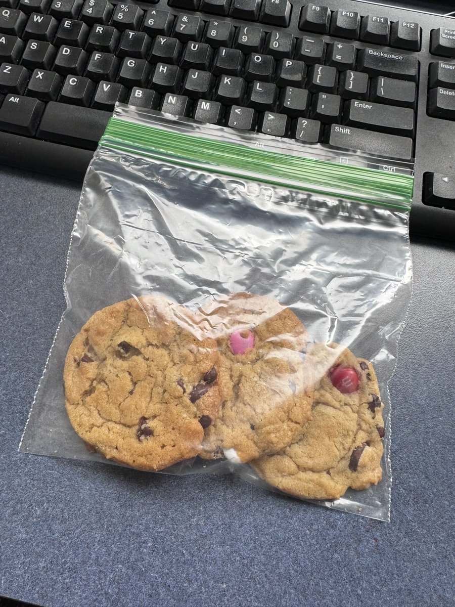 Special delivery on my desk from <a href="/Ross_Bolin/">Ross Bolin</a>! Thank you for the cookies 🙌🏼 Tell Ashley they are amazinggggg
