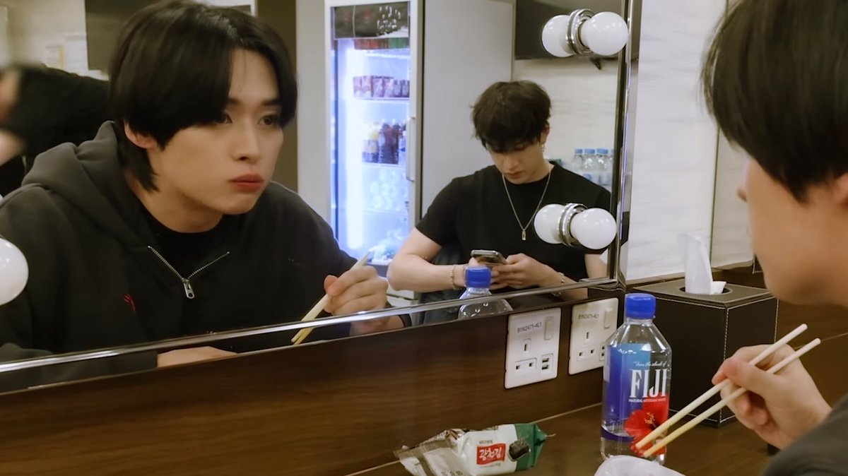 minchanthings's tweet photo. 🐺🐰 just keeping him company https://t.co/g1ItBGuuMU