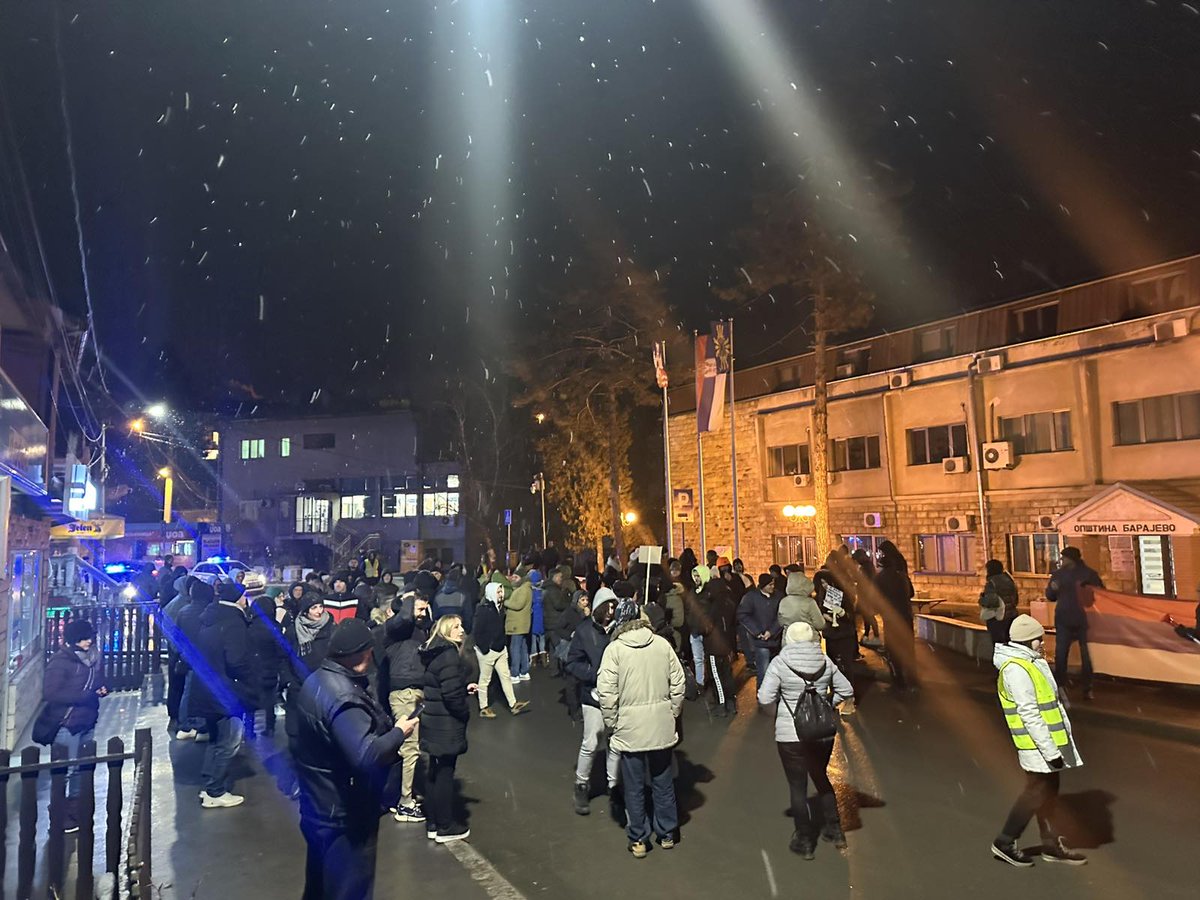 Sve veći broj građana iz našeg Barajeva se okuplja u protestnoj šetnji svake nedelje kao podrška studentima.

U toku šetnje Barajevo je tišinom u trajanju od 23 minuta odalo poštu žrtvama u Novom Sadu i Velikom Borku.

Barajevo hoće pravdu!