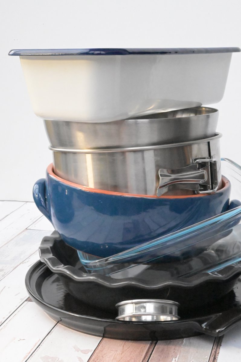 Veel bakvormen en bakpapier bevatten schadelijke stoffen zoals PFAS en BPA. Ontdek gezondere alternatieven zoals glas, keramiek, roestvrijstaal en onbewerkt bakpapier voor een veilige keuken!
👉 Zijn jouw bakvormen veilig? Lees hier de beste opties! carolabaktzoethoudertjes.nl/post/zijn-jouw…