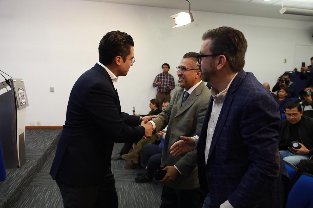 Hoy denunciamos, junto con <a href="/rgilzuarth/">Roberto Gil Zuarth</a>, el fraude que implica ya la reforma judicial. ¿Por qué?
1️⃣ Es falso que sea una votación universal
2️⃣ Es falso que llegarán los mejores perfiles
3️⃣ Los votos no los contarán las y los ciudadanos

La reforma de Morena NO resuelve el problema