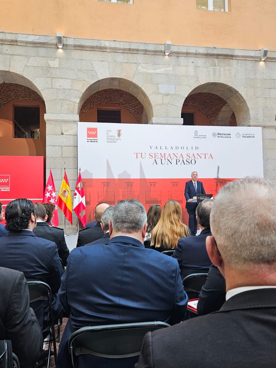 PreciosaSangrev's tweet photo. Esta mañana una representación de nuestra cofradía ha asistido al Pregón de la Semana Santa 2025 a cargo de José Vicente de los Mozos, presidente de @ifema_madrid, que se ha celebrado esta mañana en la Casa Real de Correos en Madrid. https://t.co/odZXBKXq90