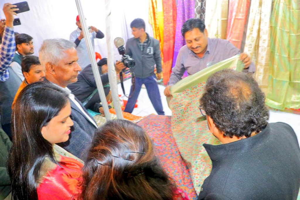 #ताज_महोत्सव 2025 के अतर्गत शिल्पग्राम परिसर में आकांक्षा समिति द्वारा लगाई गयी स्टाल का मा. केंद्रीय राज्यमंत्री श्री एस पी सिंह बघेल जी एवं धर्मपत्नी श्रीमती मधु बघेल जी, जिला पंचायत अध्यक्ष महोदया, मंडलायुक्त महोदय, जिलाधिकारी, एडीए उपाध्यक्ष और मुख्य विकास अधिकारी द्वारा दीप