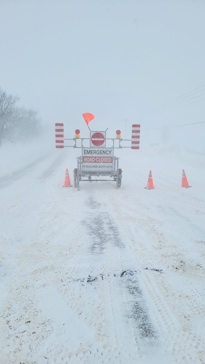 PerthCoRoads's tweet image. Perth Line 55 is closed from. Hwy 23 west through Huron County as well, at the request of the OPP.
Please avoid this area, or any other traveling, visibility in the open country is very poor to nil.
#PerthCounty #DriveSafe