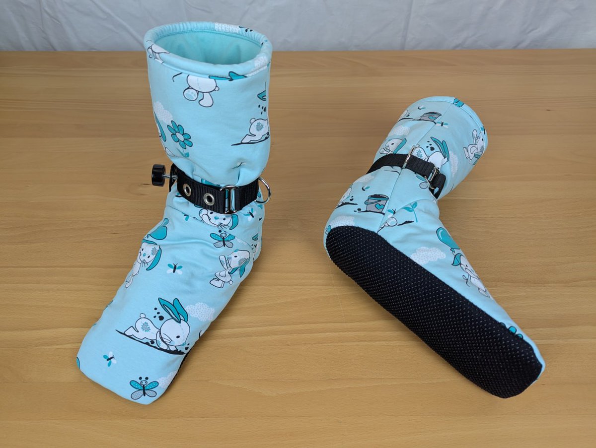 TheYarnFox's tweet photo. I will offer 3 Sets of Mitts and Booties at the #NFC2025 #Afterbark_Market on Thursday.

The first one is with the green rabbit pattern.
They are made of 8 layers of cotton. The booties have an antislip sole, the mitts have built-in fingers.

I also offer separate pike inlets. https://t.co/TR7ulP0lG2