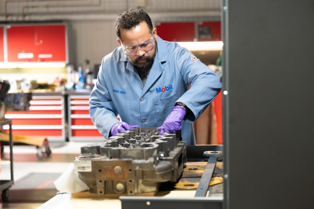 Todaystrucking's tweet image. Mobil Delvac celebrates 100th anniversary
trucknews.com/transportation…
#trucking #engines