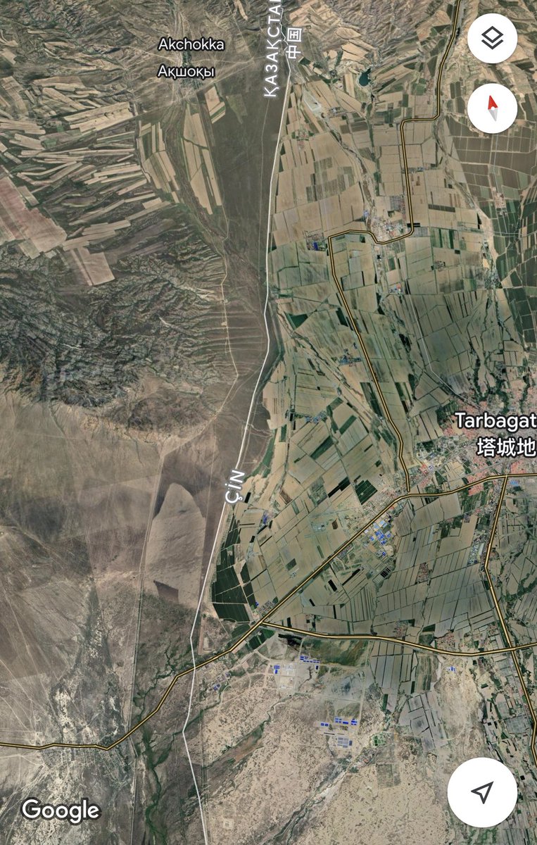 KAZAKİSTAN-ÇİN SINIRI

Sol taraftaki boş ve kurak bölge Kazakistan, sağ tarafta toprakları işlenmiş bölge ise Çin toprakları…

İki ülkenin üretim anlayışı, disiplin ve çalışkanlık farkını ortaya koyan bir görüntü…