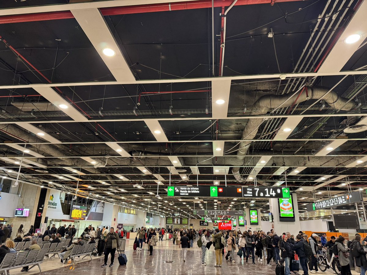 rodObresRoda's tweet photo. 🚊 R1, R2, R3, R4, R7, R11, R13, R14, R15, R16 i R17

⚠️ Incidència a les instal·lacions de Barcelona Sants per robatori de sostre. https://t.co/JoKCtAO5D6