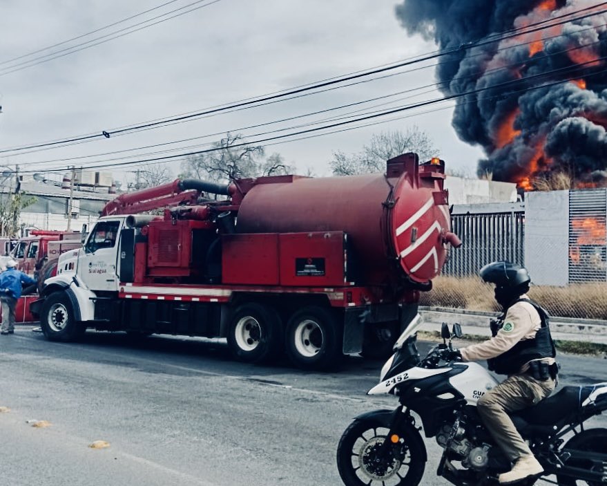 Pipas y camión hidroneumático de Interapas apoyando al honorable cuerpo de bomberos en el incendio suscitado en la lateral de Valentín Amador y Carretera Matehuala👩🏼‍🚒 

Atiende las indicaciones de las autoridades correspondientes 👩🏼‍✈️